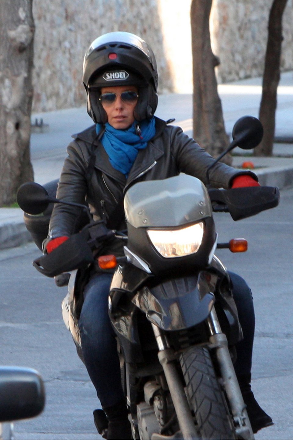 Η Δανάη Στράτου πάνω στη μηχανή με μαύρο δερμάτινο, κόκκινα γάντια και γυαλί aviator [εικόνες] | iefimerida.gr 7