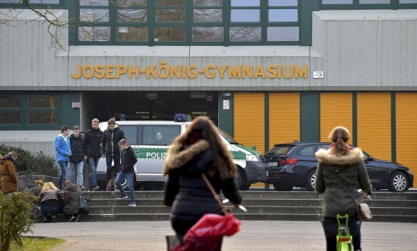 Θρήνος στο σχολείο των θυμάτων της αεροπορικής τραγωδίας στις Αλπεις [εικόνες] | iefimerida.gr 4