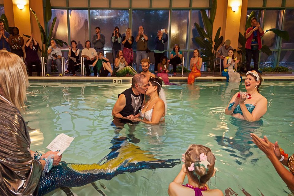 Τα πιο τρελά συνέδρια -Εκεί όπου μαζεύονται γοργόνες, πόνι, ταριχευτές και Αγιοι Βασίληδες [εικόνες] | iefimerida.gr 13