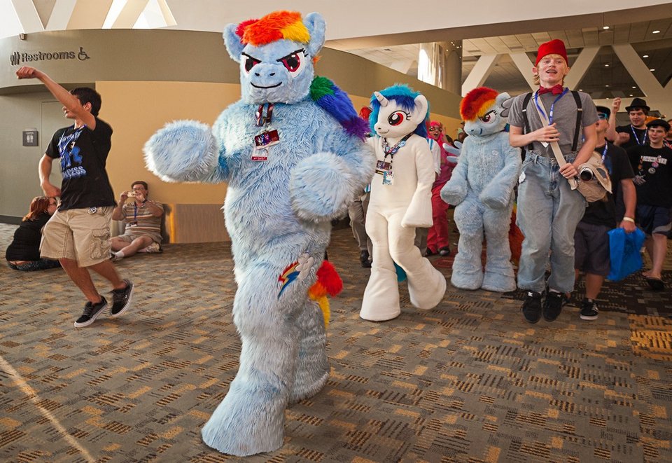 Τα πιο τρελά συνέδρια -Εκεί όπου μαζεύονται γοργόνες, πόνι, ταριχευτές και Αγιοι Βασίληδες [εικόνες] | iefimerida.gr 14