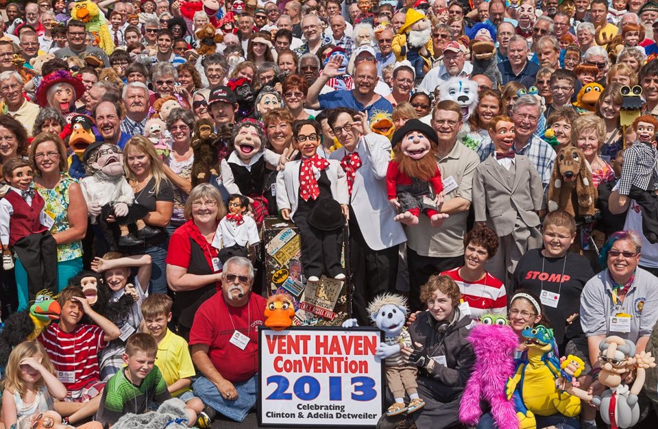 Τα πιο τρελά συνέδρια -Εκεί όπου μαζεύονται γοργόνες, πόνι, ταριχευτές και Αγιοι Βασίληδες [εικόνες] | iefimerida.gr 2