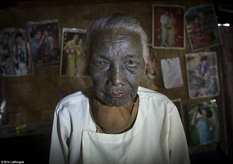 Ιστοί αράχνης-Τα τατουάζ που διακοσμούν τα πρόσωπα των γυναικών της Βιρμανίας [εικόνες]  | iefimerida.gr 6