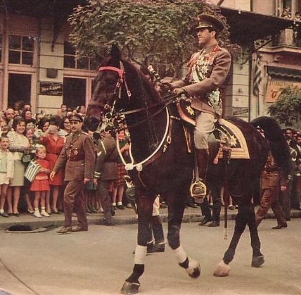 Ο τέως βασιλιάς παρακολούθησε από το μπαλκόνι του στη «Μεγάλη Βρεταννία» την παρέλαση [εικόνες] | iefimerida.gr 2