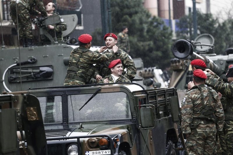 Ο τέως βασιλιάς παρακολούθησε από το μπαλκόνι του στη «Μεγάλη Βρεταννία» την παρέλαση [εικόνες] | iefimerida.gr 1