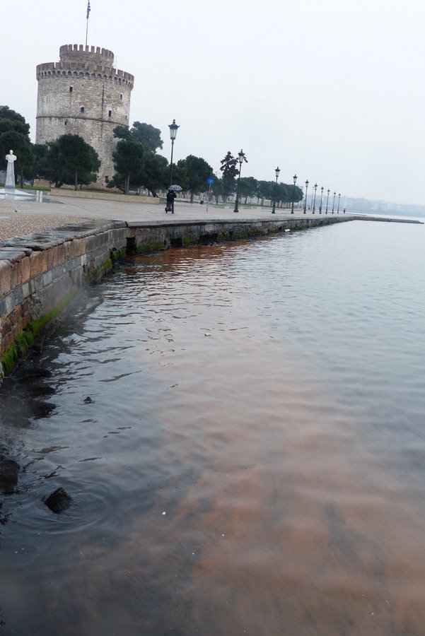 Εντονη δυσοσμία και κόκκινα νερά στη Θεσσαλονίκη [εικόνες] | iefimerida.gr 0