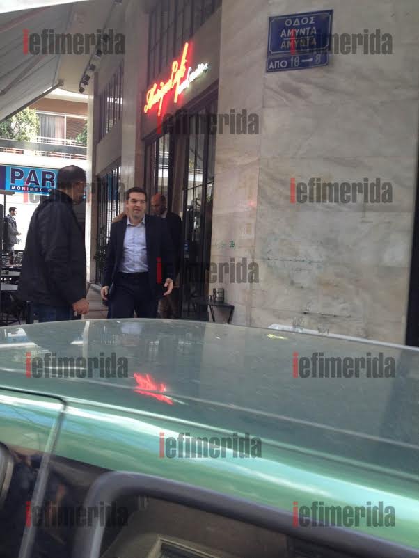 Ο Τσίπρας, ο Βαρουφάκης και οι συνεργάτες τους σε καφέ του Παγκρατίου -Το παρ' ολίγον ατύχημα και τα αστεία [αποκλειστικές εικόνες & βίντεο] | iefimerida.gr 1