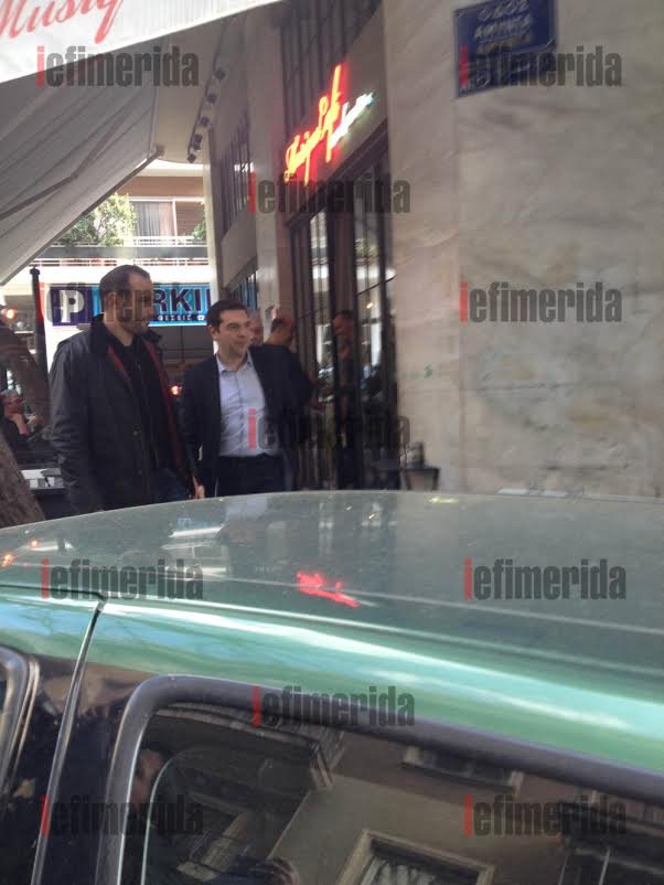 Ο Τσίπρας, ο Βαρουφάκης και οι συνεργάτες τους σε καφέ του Παγκρατίου -Το παρ' ολίγον ατύχημα και τα αστεία [αποκλειστικές εικόνες & βίντεο] | iefimerida.gr 2