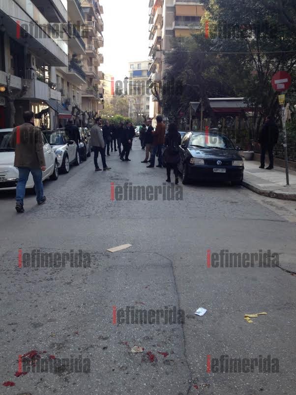 Ο Τσίπρας, ο Βαρουφάκης και οι συνεργάτες τους σε καφέ του Παγκρατίου -Το παρ' ολίγον ατύχημα και τα αστεία [αποκλειστικές εικόνες & βίντεο] | iefimerida.gr 3