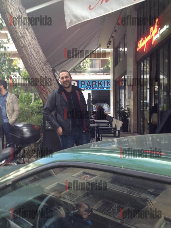 Ο Τσίπρας, ο Βαρουφάκης και οι συνεργάτες τους σε καφέ του Παγκρατίου -Το παρ' ολίγον ατύχημα και τα αστεία [αποκλειστικές εικόνες & βίντεο] | iefimerida.gr 4