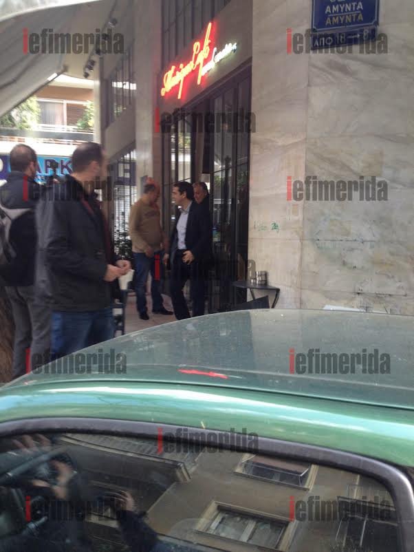 Ο Τσίπρας, ο Βαρουφάκης και οι συνεργάτες τους σε καφέ του Παγκρατίου -Το παρ' ολίγον ατύχημα και τα αστεία [αποκλειστικές εικόνες & βίντεο] | iefimerida.gr 0