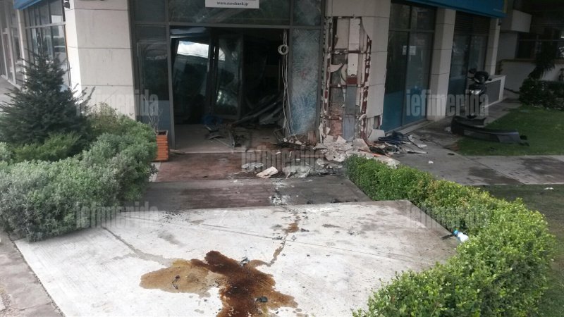 Απίστευτο τροχαίο στην Κηφισίας με ένα νεκρό -ΙΧ «καρφώθηκε» σε κατάστημα Ταχυδρομικού Ταμιευτηρίου [εικόνες] | iefimerida.gr 0