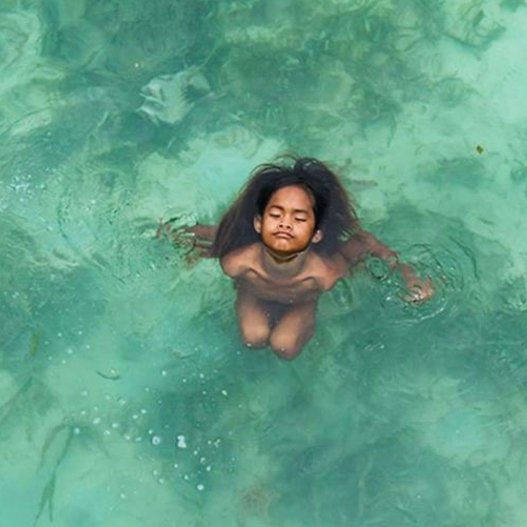 Οι «τσιγγάνοι» της θάλασσας – Οι καλύτεροι δύτες του κόσμου πατούν στην γη μόνο για να θάψουν τους νεκρούς τους [εικόνες]  | iefimerida.gr 10