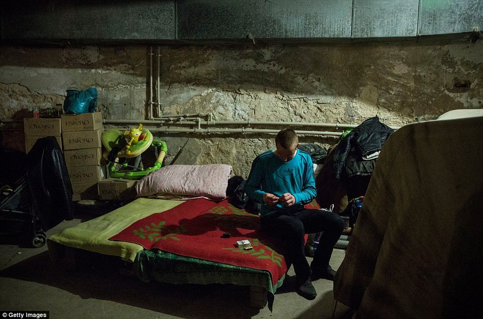 Η ζωή δεκάδες μέτρα κάτω από το έδαφος -Στα υπόγεια πολεμικά καταφύγια του Ντονέτσκ [εικόνες] | iefimerida.gr 14