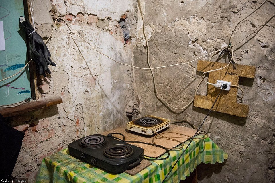 Η ζωή δεκάδες μέτρα κάτω από το έδαφος -Στα υπόγεια πολεμικά καταφύγια του Ντονέτσκ [εικόνες] | iefimerida.gr 3