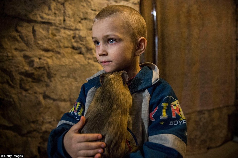 Η ζωή δεκάδες μέτρα κάτω από το έδαφος -Στα υπόγεια πολεμικά καταφύγια του Ντονέτσκ [εικόνες] | iefimerida.gr 7