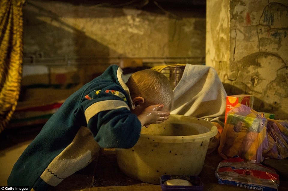 Η ζωή δεκάδες μέτρα κάτω από το έδαφος -Στα υπόγεια πολεμικά καταφύγια του Ντονέτσκ [εικόνες] | iefimerida.gr 9