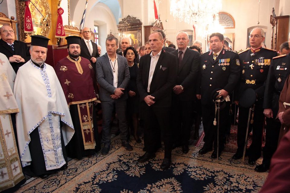 Ο Σταύρος Θεοδωράκης με τη σύζυγό του Νίκη και τη Δανάη Στράτου περπατούν αμέριμνα στα Χανιά [εικόνες] | iefimerida.gr 0