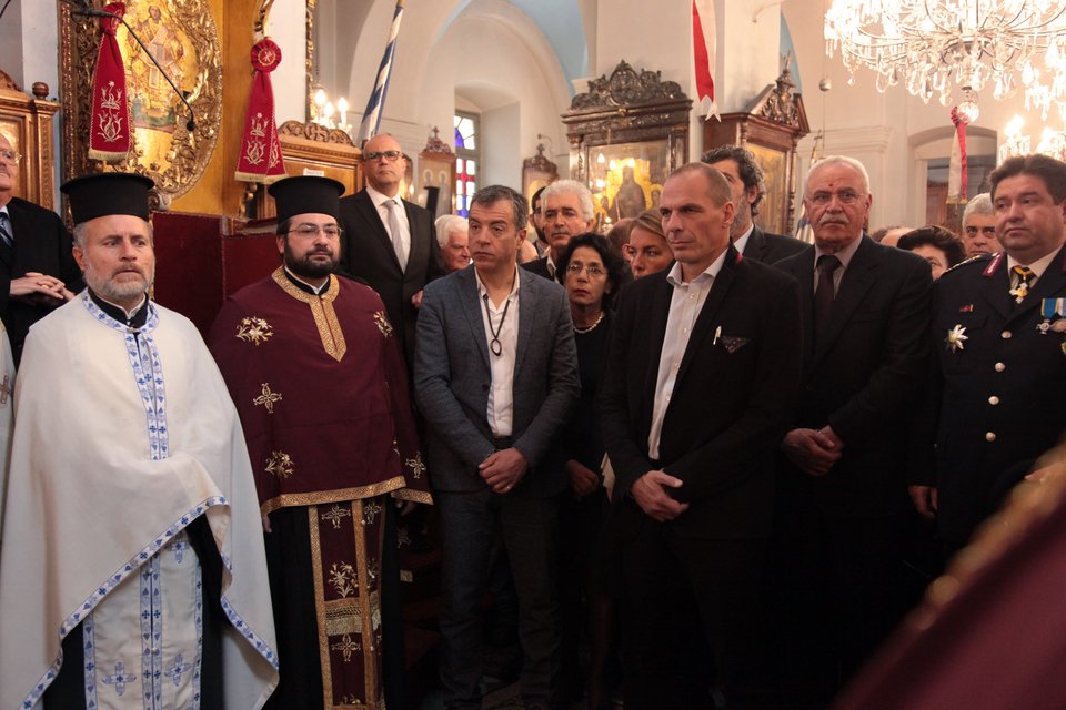 Ο Σταύρος Θεοδωράκης με τη σύζυγό του Νίκη και τη Δανάη Στράτου περπατούν αμέριμνα στα Χανιά [εικόνες] | iefimerida.gr 1