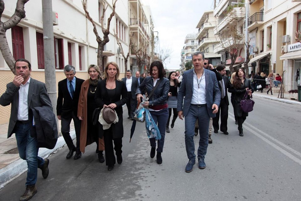 Ο Σταύρος Θεοδωράκης με τη σύζυγό του Νίκη και τη Δανάη Στράτου περπατούν αμέριμνα στα Χανιά [εικόνες] | iefimerida.gr 2