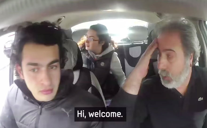 Συγκινητική ιστορία: Εμαθαν νοηματική για να κάνουν έκπληξη στον κουφό γείτονά τους [εικόνες & βίντεο] | iefimerida.gr 9