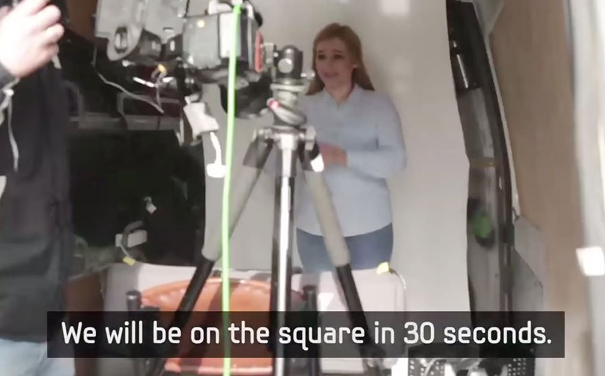 Συγκινητική ιστορία: Εμαθαν νοηματική για να κάνουν έκπληξη στον κουφό γείτονά τους [εικόνες & βίντεο] | iefimerida.gr 10