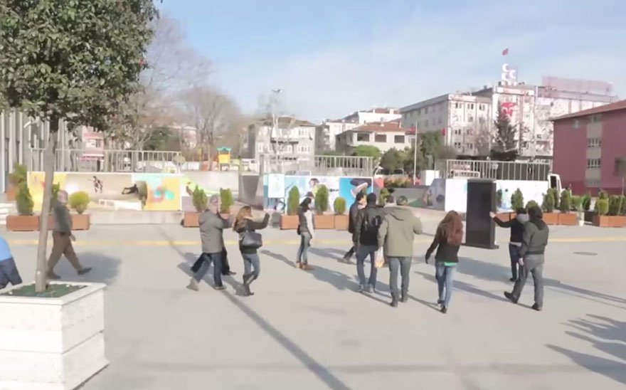 Συγκινητική ιστορία: Εμαθαν νοηματική για να κάνουν έκπληξη στον κουφό γείτονά τους [εικόνες & βίντεο] | iefimerida.gr 11