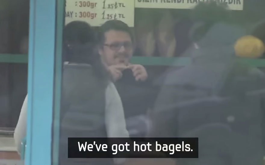 Συγκινητική ιστορία: Εμαθαν νοηματική για να κάνουν έκπληξη στον κουφό γείτονά τους [εικόνες & βίντεο] | iefimerida.gr 4