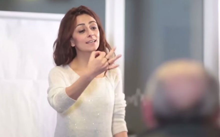 Συγκινητική ιστορία: Εμαθαν νοηματική για να κάνουν έκπληξη στον κουφό γείτονά τους [εικόνες & βίντεο] | iefimerida.gr 0