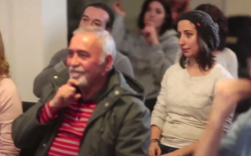 Συγκινητική ιστορία: Εμαθαν νοηματική για να κάνουν έκπληξη στον κουφό γείτονά τους [εικόνες & βίντεο] | iefimerida.gr 1