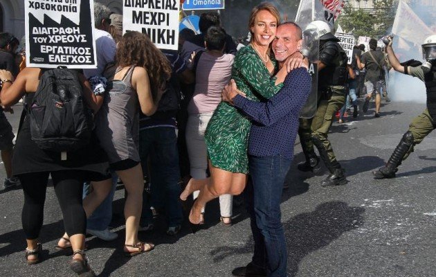 To Paris Match παρεξηγήθηκε με τον Βαρουφάκη: Αυτός δέχτηκε να φωτογραφηθεί! [εικόνες] | iefimerida.gr 9