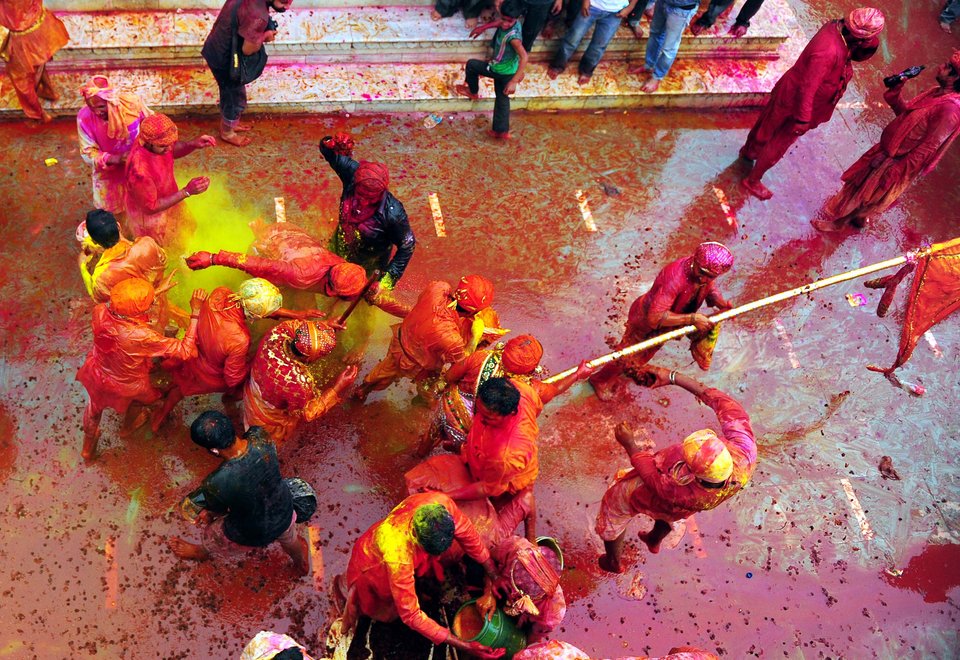 Holi Festival: Η εντυπωσιακή γιορτή στην Ινδία που γεμίζει τις πόλεις με χρώμα | iefimerida.gr 9