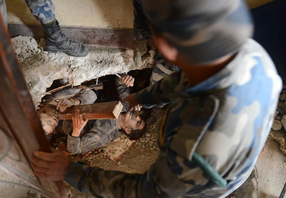 Νεπάλ: Περισσότεροι από 4.000 οι νεκροί από το σεισμό - Εικόνες καταστροφής [βίντεο] | iefimerida.gr 2