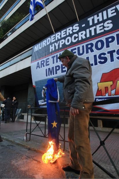 Κρέμασαν πανό και έκαψαν τη σημαία της ΕΕ στα γραφεία της Ευρωπαϊκής Ενωσης[εικόνες] | iefimerida.gr 1