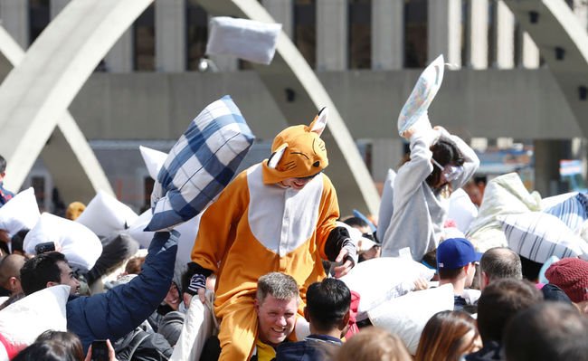 Μαξιλαροπόλεμος στο κέντρο της Αθήνας και της Θεσσαλονίκης – Εκατοντάδες πολίτες έστειλαν μήνυμα κατά της βίας [εικόνες] | iefimerida.gr 8
