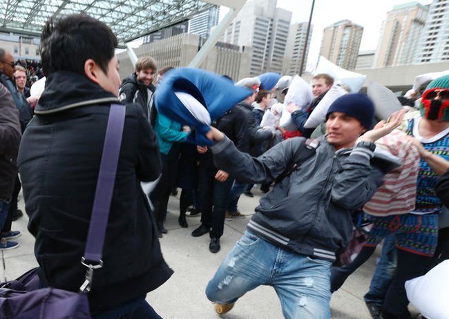 Μαξιλαροπόλεμος στο κέντρο της Αθήνας και της Θεσσαλονίκης – Εκατοντάδες πολίτες έστειλαν μήνυμα κατά της βίας [εικόνες] | iefimerida.gr 9