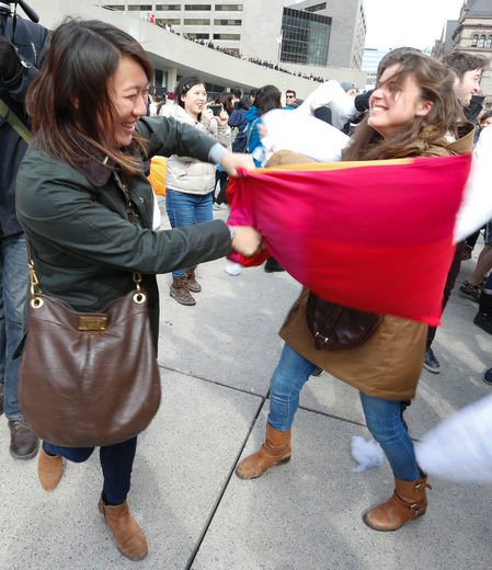 Μαξιλαροπόλεμος στο κέντρο της Αθήνας και της Θεσσαλονίκης – Εκατοντάδες πολίτες έστειλαν μήνυμα κατά της βίας [εικόνες] | iefimerida.gr 10