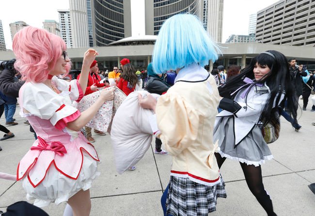 Μαξιλαροπόλεμος στο κέντρο της Αθήνας και της Θεσσαλονίκης – Εκατοντάδες πολίτες έστειλαν μήνυμα κατά της βίας [εικόνες] | iefimerida.gr 11