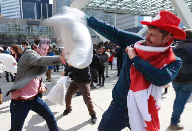 Μαξιλαροπόλεμος στο κέντρο της Αθήνας και της Θεσσαλονίκης – Εκατοντάδες πολίτες έστειλαν μήνυμα κατά της βίας [εικόνες] | iefimerida.gr 12