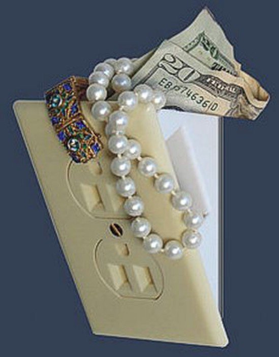 15 απίθανες κρυψώνες μέσα στο σπίτι - Τα πλακάκια-συρτάρια και οι τρύπες στις πόρτες [εικόνες] | iefimerida.gr 13