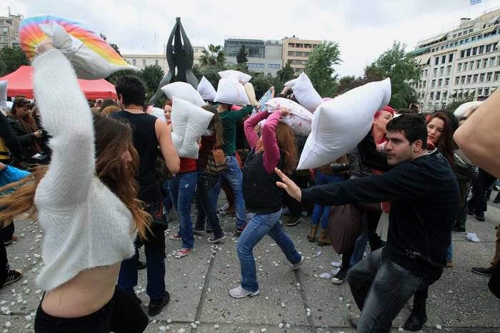 Μαξιλαροπόλεμος στο κέντρο της Αθήνας και της Θεσσαλονίκης – Εκατοντάδες πολίτες έστειλαν μήνυμα κατά της βίας [εικόνες] | iefimerida.gr 3