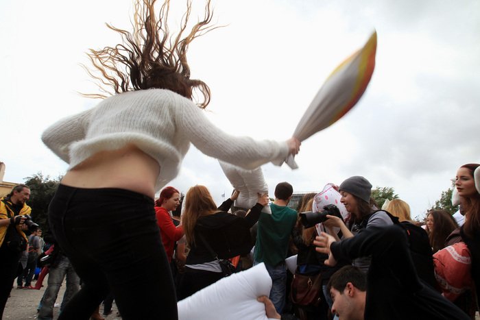 Μαξιλαροπόλεμος στο κέντρο της Αθήνας και της Θεσσαλονίκης – Εκατοντάδες πολίτες έστειλαν μήνυμα κατά της βίας [εικόνες] | iefimerida.gr 4