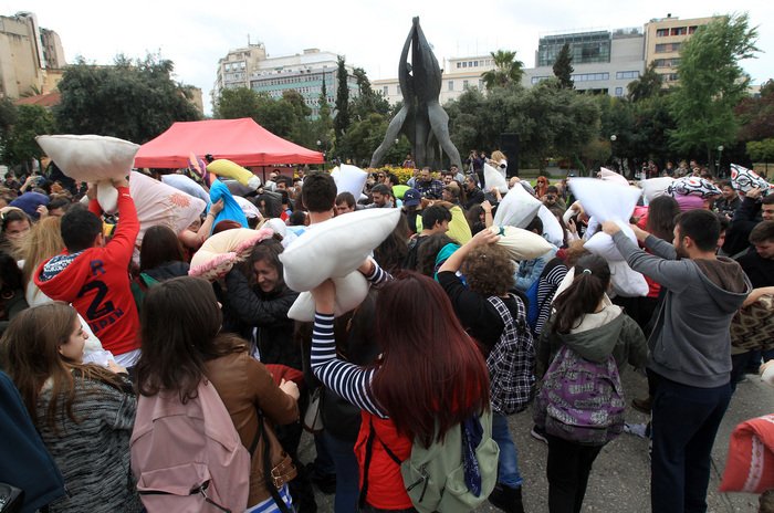 Μαξιλαροπόλεμος στο κέντρο της Αθήνας και της Θεσσαλονίκης – Εκατοντάδες πολίτες έστειλαν μήνυμα κατά της βίας [εικόνες] | iefimerida.gr 5