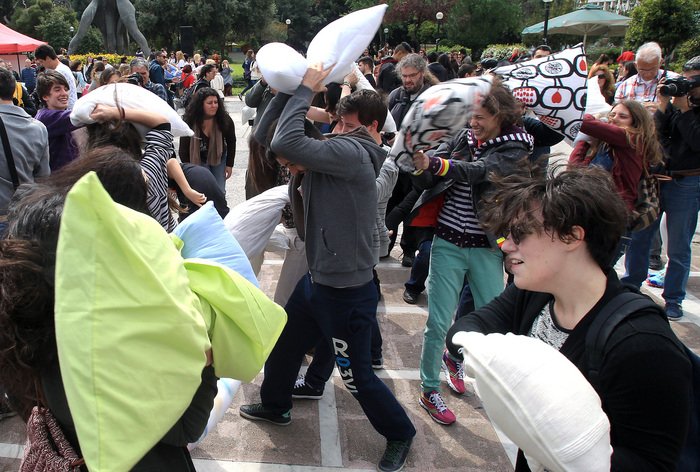 Μαξιλαροπόλεμος στο κέντρο της Αθήνας και της Θεσσαλονίκης – Εκατοντάδες πολίτες έστειλαν μήνυμα κατά της βίας [εικόνες] | iefimerida.gr 6