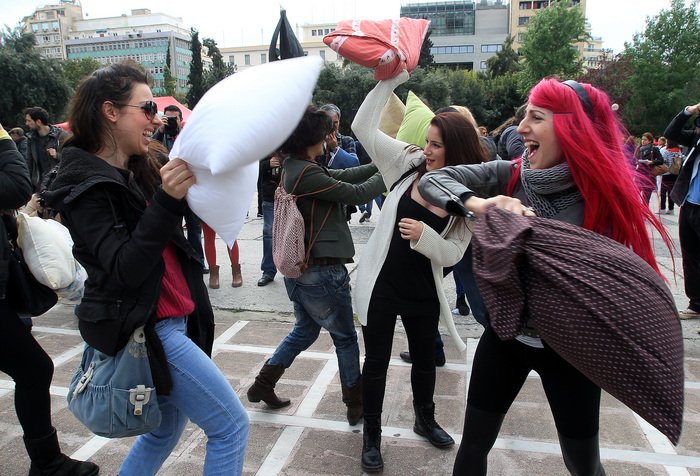 Μαξιλαροπόλεμος στο κέντρο της Αθήνας και της Θεσσαλονίκης – Εκατοντάδες πολίτες έστειλαν μήνυμα κατά της βίας [εικόνες] | iefimerida.gr 7
