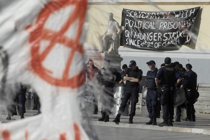 Δεν έχει ξαναγίνει: Αντιεξουσιαστές ψεκάζουν τα ΜΑΤ και τους επιτίθενται με καδρόνια [εικόνες & βίντεο] | iefimerida.gr 0