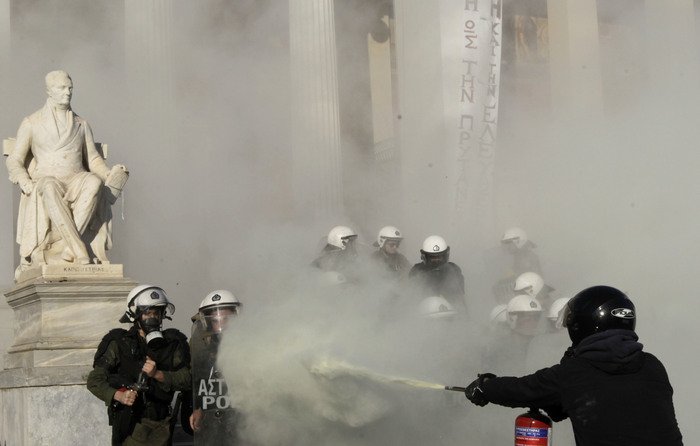 Δεν έχει ξαναγίνει: Αντιεξουσιαστές ψεκάζουν τα ΜΑΤ και τους επιτίθενται με καδρόνια [εικόνες & βίντεο] | iefimerida.gr 1