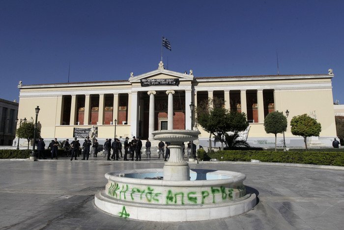 Δεν έχει ξαναγίνει: Αντιεξουσιαστές ψεκάζουν τα ΜΑΤ και τους επιτίθενται με καδρόνια [εικόνες & βίντεο] | iefimerida.gr 2