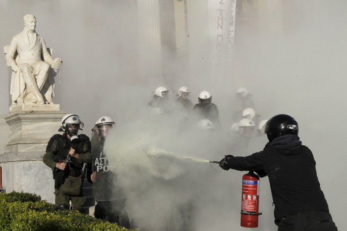 Δεν έχει ξαναγίνει: Αντιεξουσιαστές ψεκάζουν τα ΜΑΤ και τους επιτίθενται με καδρόνια [εικόνες & βίντεο] | iefimerida.gr 3