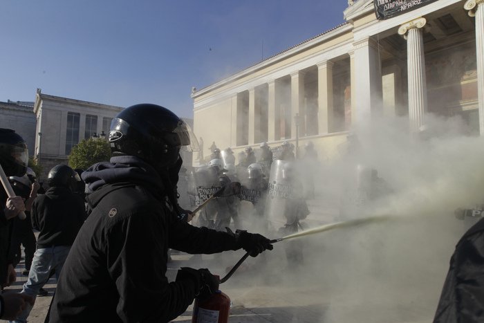 Δεν έχει ξαναγίνει: Αντιεξουσιαστές ψεκάζουν τα ΜΑΤ και τους επιτίθενται με καδρόνια [εικόνες & βίντεο] | iefimerida.gr 8