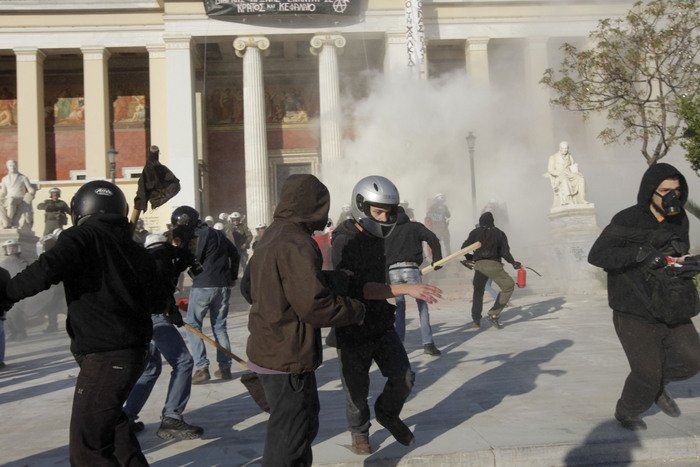 Δεν έχει ξαναγίνει: Αντιεξουσιαστές ψεκάζουν τα ΜΑΤ και τους επιτίθενται με καδρόνια [εικόνες & βίντεο] | iefimerida.gr 5